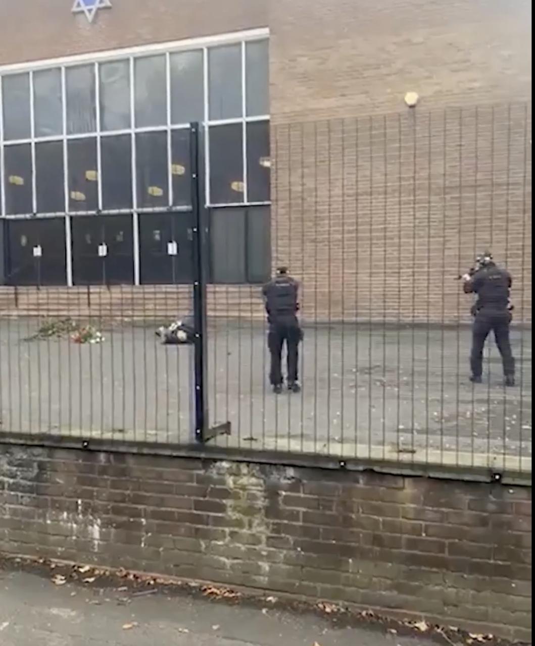 La policia de Manchester reconeix que va matar una persona i en va ferir una altra durant l’atac a una sinagoga