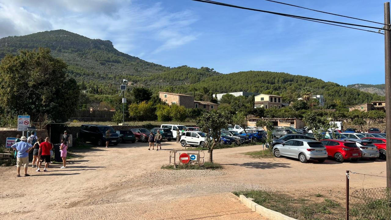 El GOB denuncia l’abocament d’asfalt per part de l’Ajuntament de Sóller als horts emprats com a aparcaments dissuasoris temporal