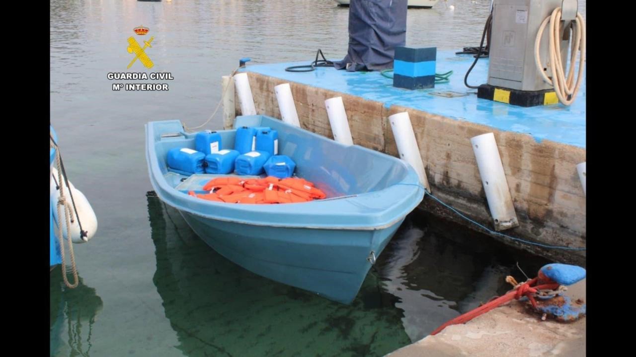 Un creuer rescata 19 migrants a 20 milles de Cabrera i els trasllada al port de Barcelona