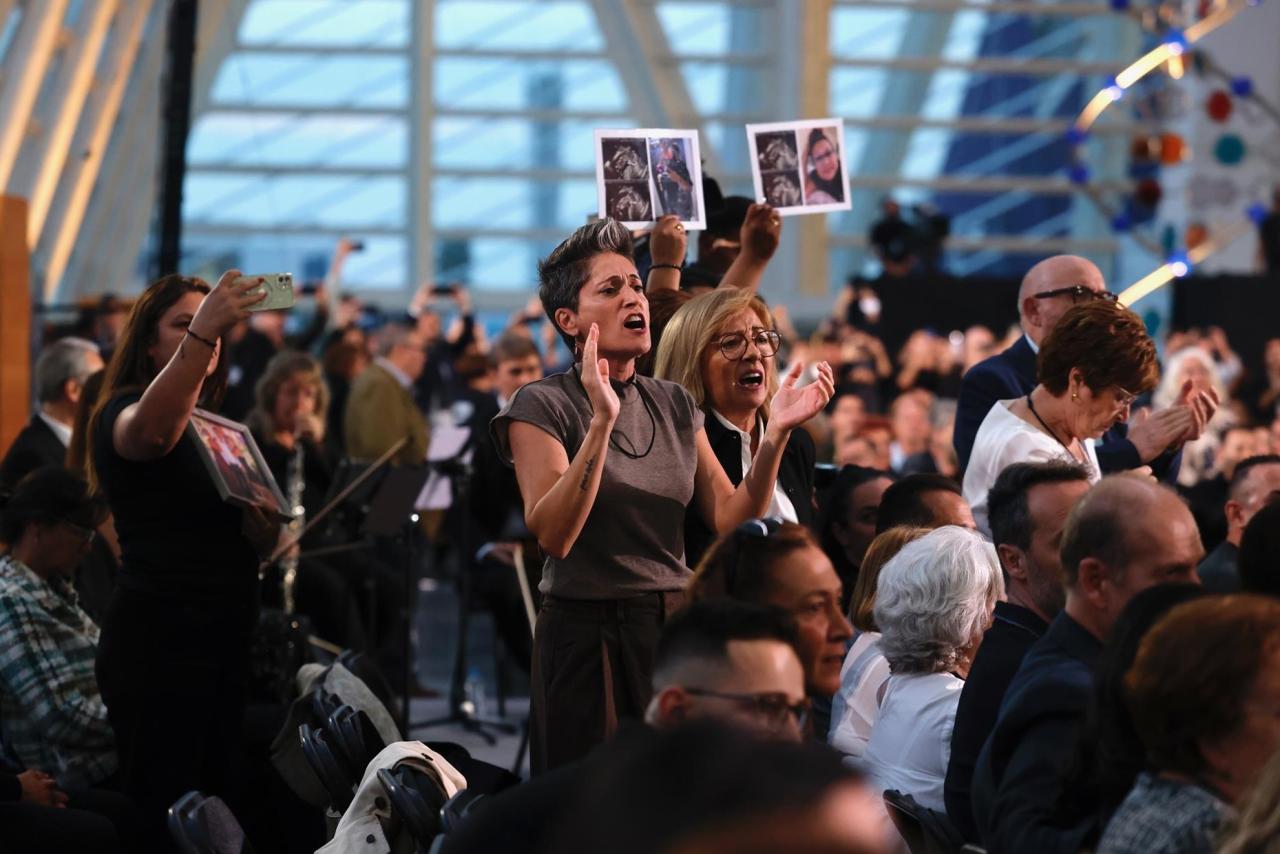 Familiars de víctimes mortals de la dana diuen a Mazón que és ‘assassí’, ‘covard’, ‘malparit’ i ‘rata’ i demanen a crits que dimitesqui