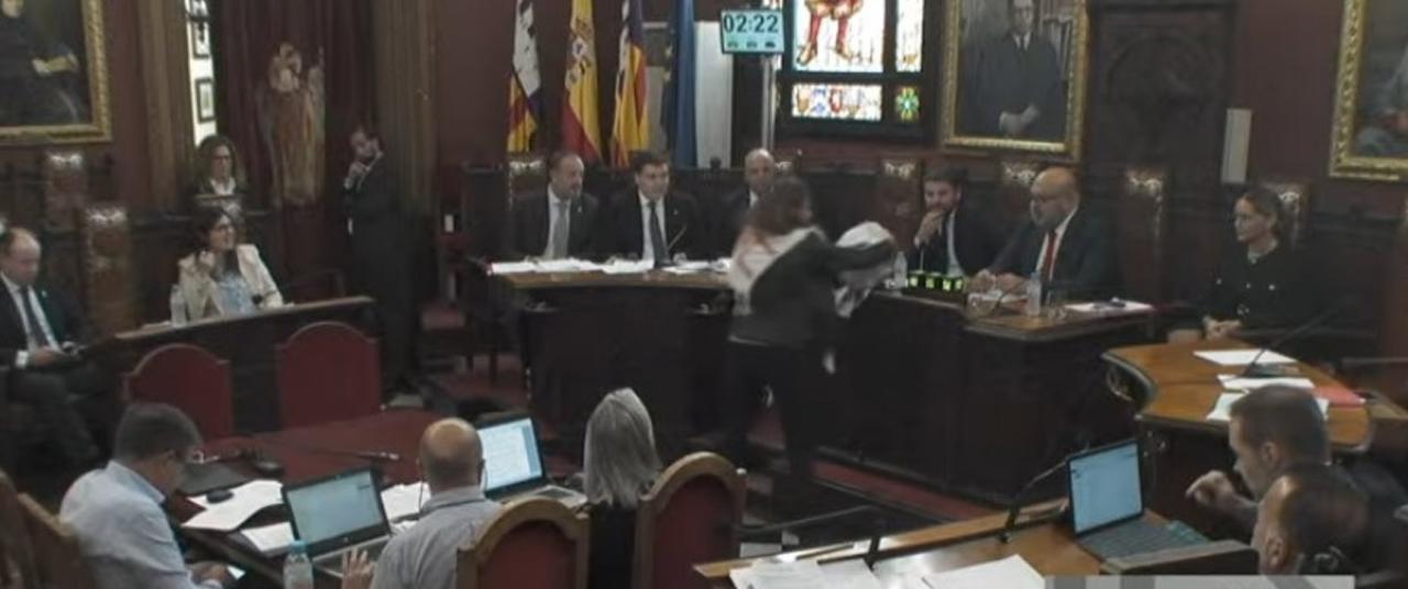 Jaime Martínez diu «vividora» a Lucía Muñoz i ella li entrega l’uniforme de presonera que li varen posar a la presó israeliana