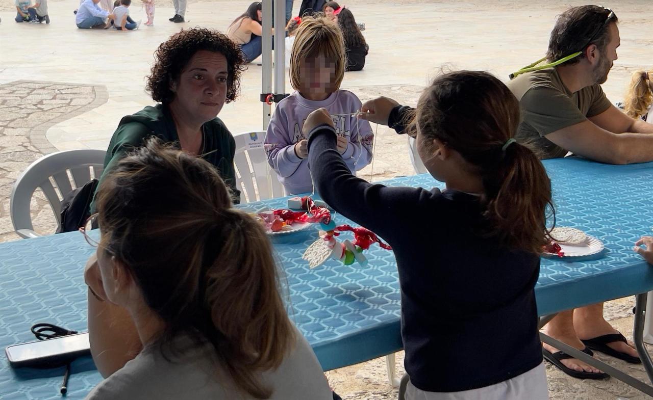 Gran participació en el taller de Rosaris Ensucrats de Tots Sants celebrat a la plaça d’Andratx