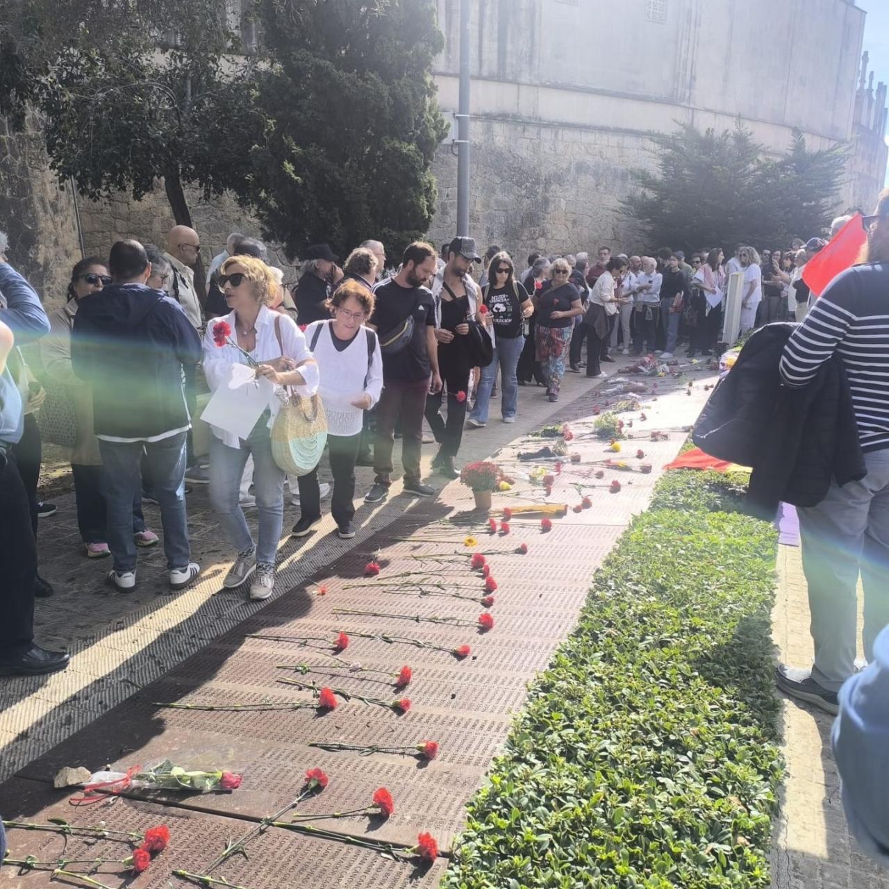 Sentit homenatge al Mur de la Memòria de Palma en record de les víctimes del franquisme