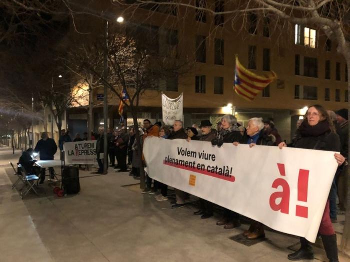 Els agents de la Policia espanyola que varen discriminar i denunciar una professora per parlar en català seran jutjats per falsificació documental