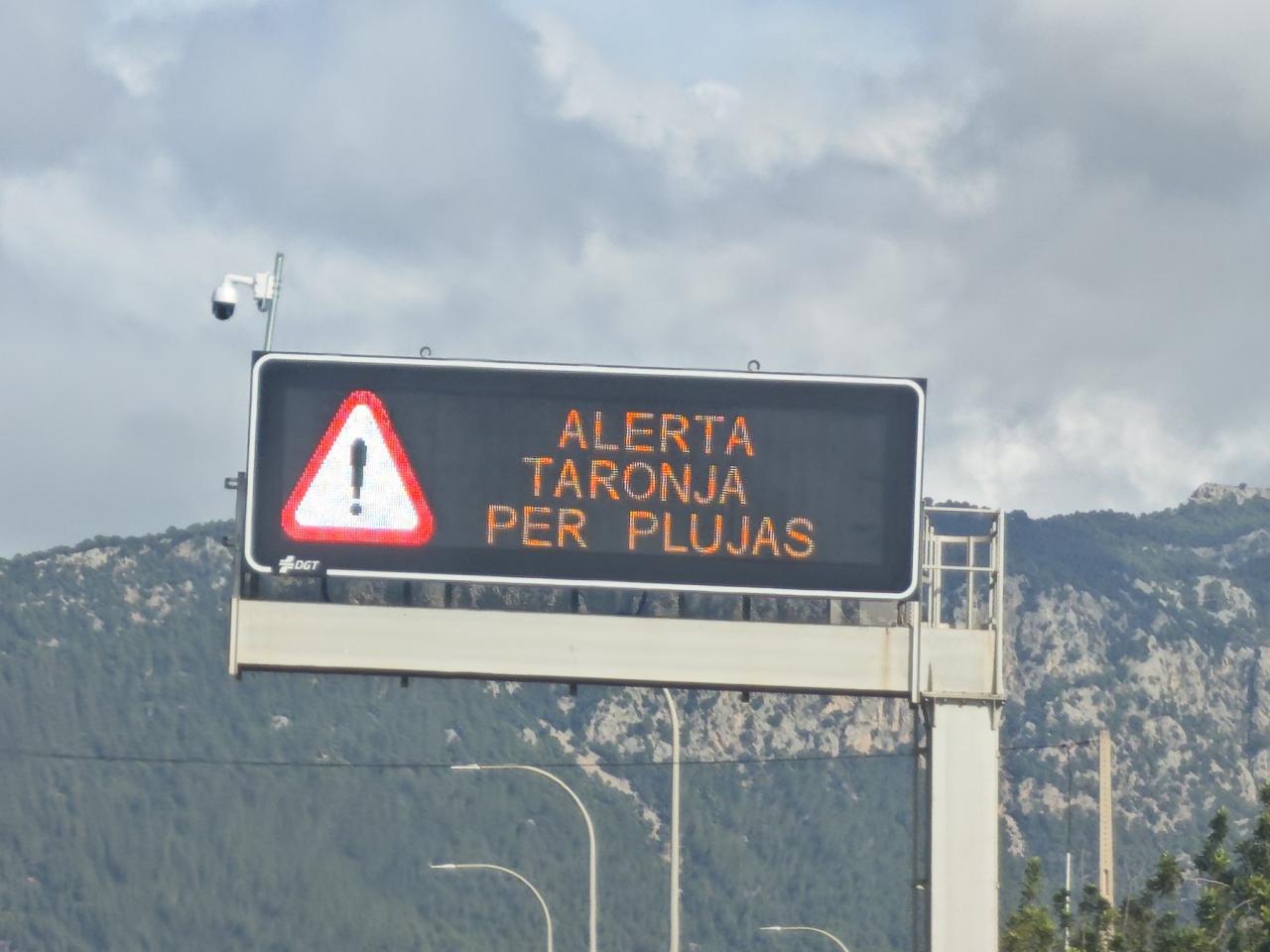 Allau de crítiques pel missatge de la DGT a les carreteres de Mallorca: «Alerta taronja per plujas»