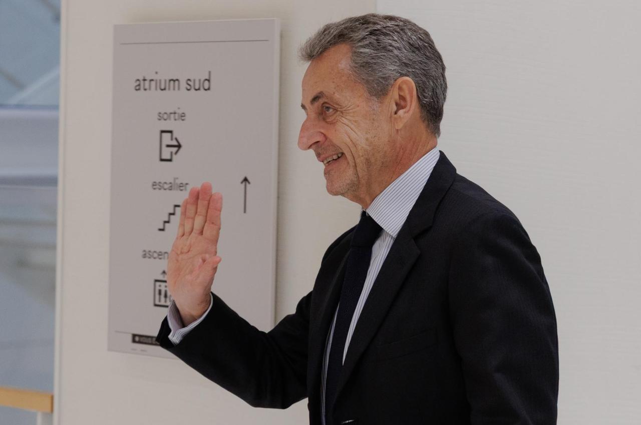 Sarkozy surt en llibertat després de només vint dies a la presó