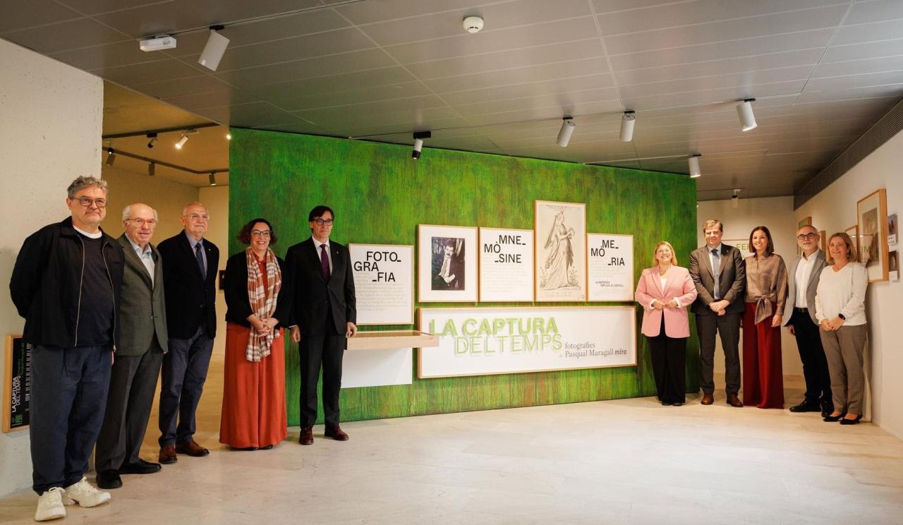 Salvador Illa visita l’exposició de fotografies de Pasqual Maragall a la Fundació Toni Catany
