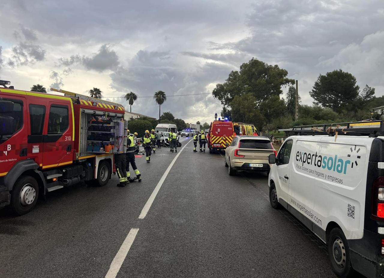 La carretera d’Alcúdia, completament tallada per un greu accident