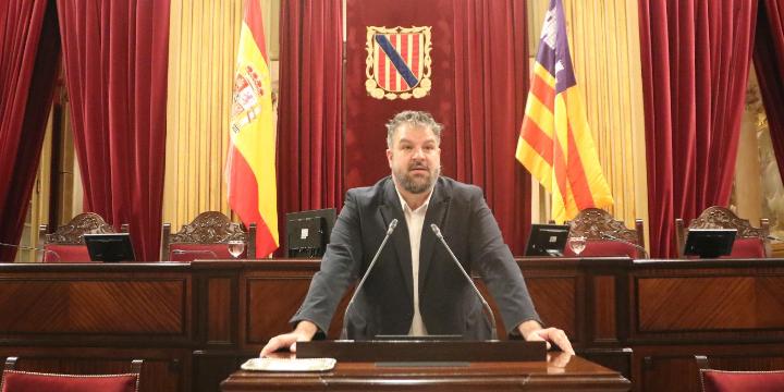 Lluís Apesteguia als governants del PP: «Manco Espanya i banderetes i més educació, habitatge i salut»