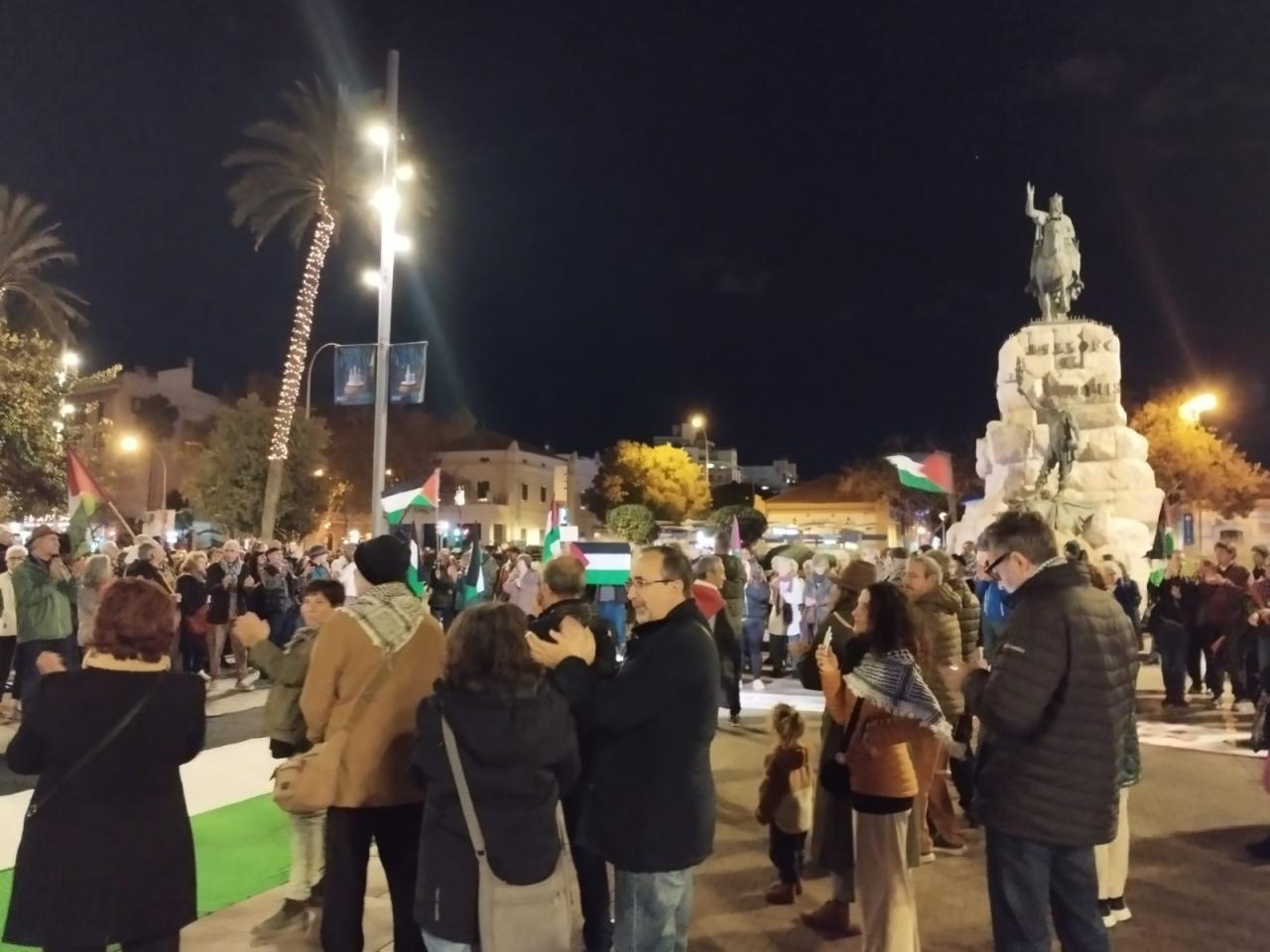 La solidaritat continua: 200 persones es concentren a Palma contra l’ocupació de Palestina