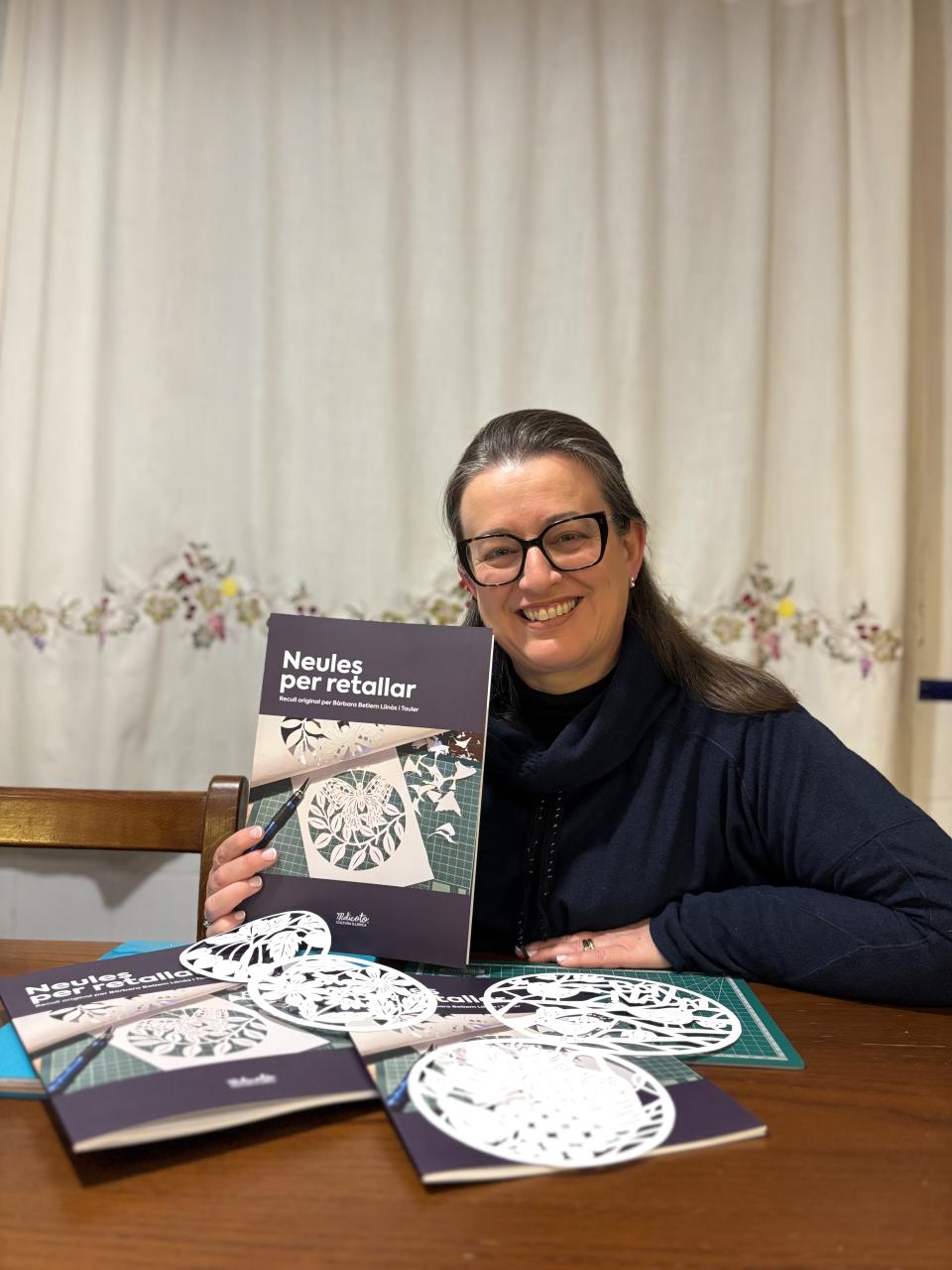 Melicotó publica un llibre de neules per a retallar de la neulera manacorina Bàrbara Betlem Llinàs