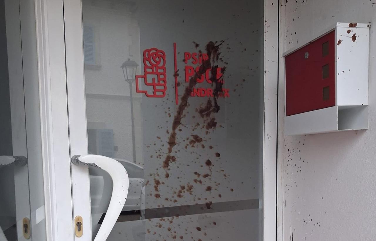Embruten amb fems la seu del PSOE d’Andratx