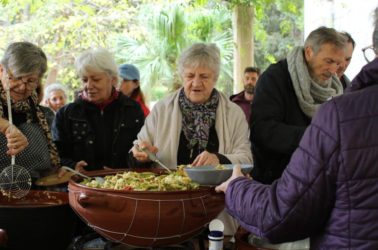 Un centenar de persones reivindiquen la cuina com a «espai d’identitat, memòria i convivència» fent ‘sopes deianenques’