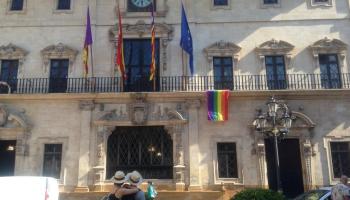 La bandera de l'Arc de Sant Martí al balcó de l'Ajuntament de Palma.