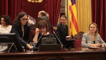 Xelo Huertas presidint la Mesa del Parlament.
