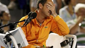 Algunes decisions de l'àrbitre foren discutides pels jugadors a la pista. Foto: Reuters.
