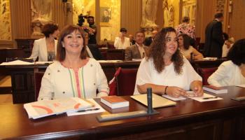 Francina Armengol, a l'esquerra, durant la Constitució del Parlament balear.