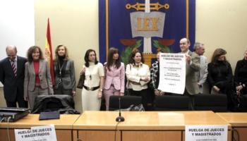 A Madrid s'hi concentraren un bon nombre de magistrats en protesta per les condicions de la Justícia. Foto: Efe.