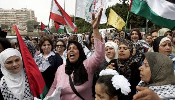Algunes manifestants al Líban reivindicant un major paper de la dona. Foto: Efe.