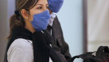 Alguns passatgers a Barajas duen també aquestes màscares, sobre tot els que arriben de Mèxic.