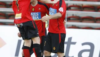 Aduriz marcà el segon gol. A la imatge és felicitat per Jurado i Varela. Foto: Monserrat