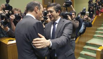 Un cop elegit Patxi López com a nou lehendakari rebé la felicitació d'Ibarretxe, el qual anuncià que no seguiria en política. Fo