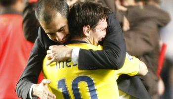 Messi i Guardiola s'abracen al final del matx en què Iniesta es reafirmà per enèssima vegada com a salvador del Barcelona. Fotos