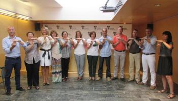 Els responsables del Consell i de l'empresa que fa difusió de la campanya durant la reunió.