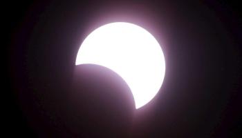 Vista de l'eclipsi total de sol des de la ciutat de Manila. Fotos: Efe/Reuters.