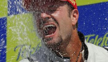 Barrichello va complir amb la tradició i va dutxar els membres del seu equip amb cava. Foto: Juan Carlos Cárdenas. Efe