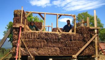 Siddhu Sintes: «La construcció amb palla i terra forma part del necessari canvi de paradigma en la construcció»