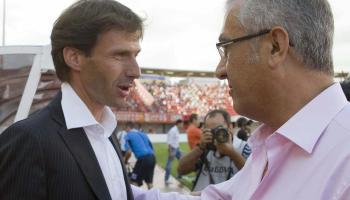 José Ángel Ziganda i Gregorio Manzano se saluden abans de començar el partit. Foto: Monserrat