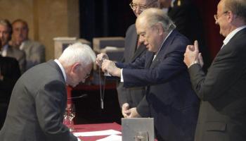 Climent Garau en el moment de rebre la Creu de Sant Jordi l'any 2003