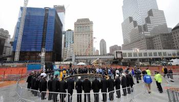 Membres dels bombers de Nova York, de la Polícia i familiars de les víctimes de l'11-S gaurdaren un emotiu minut de silenci dava