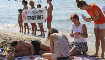 Les activistes informaren a la vorera de la mar els turistes i veïns de la zona sobre la perillositat de cercar petroli a prop de la costa.