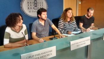 Patrícia Font de Més per Menorca, Alberto Jarabo de Podem, Pilar Costa del PSIB-PSOE i David Abril de Més per Mallorca durant la roda de premsa d'aquest dilluns.