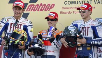 Rossi, Pedrosa i Lorenzo composaren el darrer podi de l'any. Fotos: Efe.