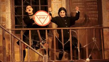 L'estètica sinistra contrasta amb les notes d'humor.