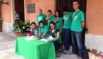 Membres del comitè de vaga de l'Assemblea de Docents durant la roda de premsa a les portes del Parlament aquest dimecres.