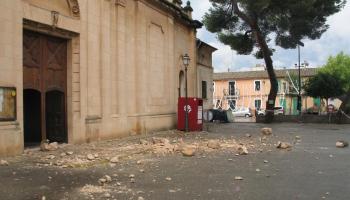 A l'entrada principal del temple pontdinquer s'han acaramullat els bocins de l'escultura que ha caigut del cel.