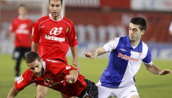 Mattioni intenta control·lar la pilota en presència d'Ayoze.
