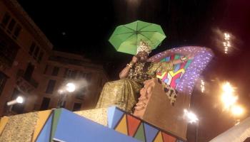 Baltasar, tot i haver d'emprar el paraigua, no perdé el somriure.
