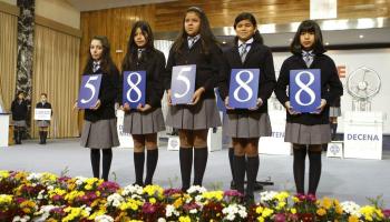 Les nines del col·legi San Ildefonso mostren el números del primer premi.