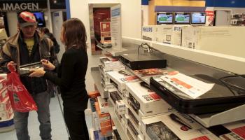 Els comerços varen tenir una gran afluència de clientes que volien comprar l'aparell necessari per sintonitzar la nova televisió