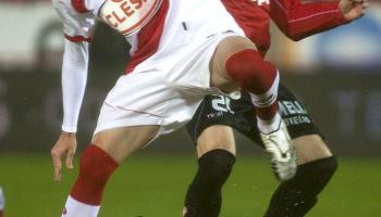 Aduriz no arriba per poc a aquesta pilota que atura Dani.