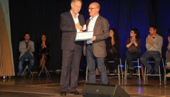 El lliurament del Premi Internacional Linguapax a Escola Valenciana durant la XIIa Nit d’Escola Valenciana per part del Dr. Fernand de Varennes.