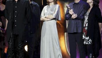 Lluís Homar (esquerra) agraeix als assistents els aplaudiments en rebre el premi a la millor producció per a televisió.