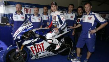 El mallorquí amb l'equip de tècnics que l'acompanya a la preparació de Sepang.