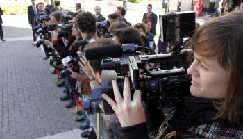 Desenes de mitjans de comunicació s'han acreditat per seguir la reunió. Foto: Teresa Ayuga