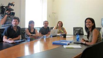 Imatge de la reunió que mantenien el passat mes de juliol membres de Podem amb la presidenta de la FEHM.